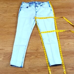 DKNY JEANS 6 CITY BOYFRIEND BLEECH WASH